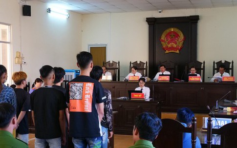 Xét xử nhóm người chém gã đàn ông qua phòng trọ sờ đùi phụ nữ