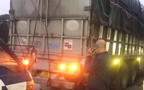 Xe tải đang chạy bị rơi bánh khiến 2 cháu nhỏ tử vong