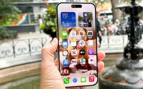 iPhone 15 Pro Max vừa ra mắt đã giảm giá không phanh nhưng vẫn không đọ được sự lao dốc của smartphone đình đám này