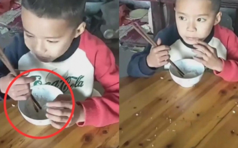 Ly hôn về nhà thu dọn đồ đạc, người mẹ bắt gặp cảnh tượng khiến cô bật khóc nức nở, chi tiết đau lòng nằm trong bát cơm