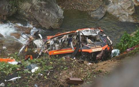 Tin mới nhất vụ xe khách rơi xuống vực tại La Sơn - Túy Loan