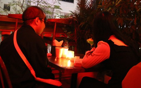 Bịt mắt hẹn hò trong quán rượu, cô gái khó chịu vì hành xử của gã trai