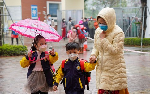 Hà Nội vượt ngưỡng 10 độ, học sinh đi học trở lại 