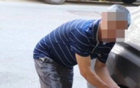 Bắt người đàn ông chọc thủng lốp ô tô vì "ngứa mắt"