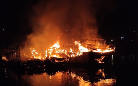 Quảng Ninh: Cháy lớn khiến 3 tàu gỗ trong cảng bị thiêu rụi