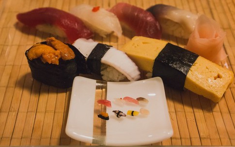 Miếng sushi nhỏ nhất thế giới có gì đặc biệt mà khách đổ xô tìm ăn?