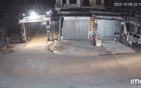 Khoảnh khắc xe máy phóng như 'bay', lấn làn rồi tông thẳng vào đầu ô tô ở Thái Bình