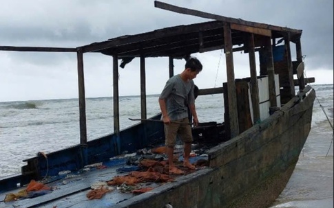 'Tàu ma' có chữ nước ngoài trôi dạt vào bờ biển Quảng Trị