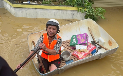 Dân vùng lũ Quảng Bình cả ngày ăn mỳ tôm sống, thèm cơm, thiếu nước sạch