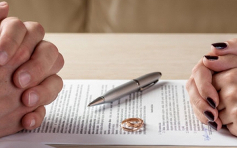 Ly hôn vì vợ phải lòng 'phi công trẻ'