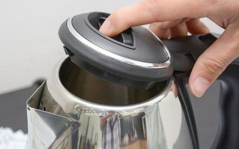 Nhà nào hay đun nước bằng ấm điện phải cẩn thận: Dùng càng lâu càng hại sức khoẻ