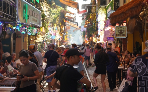 Hà Nội: Cà phê phố đường tàu vẫn 'mọc lên như nấm', bất chấp lệnh cấm