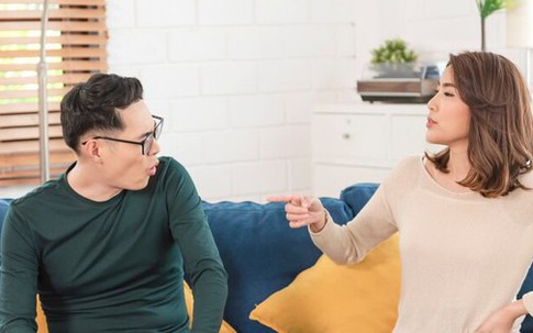 Nửa đêm chồng lén lút gọi điện thoại, tôi nghe trộm và chết điếng với câu nói có liên quan đến việc phân chia tài sản nhà chồng
