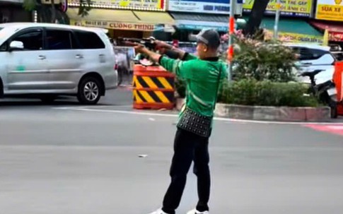Thanh niên cầm vật giống súng gây náo loạn đường phố TP HCM