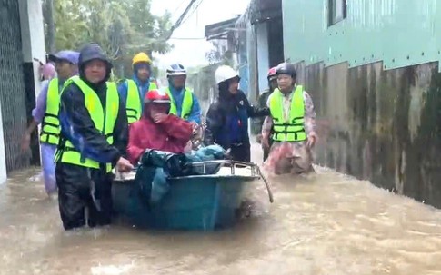 Mưa tầm tã, dân vùng rốn lũ Đà Nẵng tất tả chạy lụt