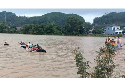 Cứu một học sinh, người đàn ông ở Quảng Bình bị lũ cuốn tử vong