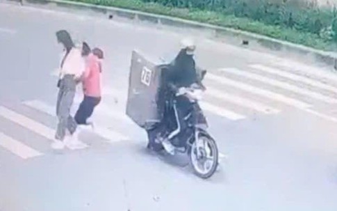 Tìm người lái xe máy tông nữ tiếp viên xe buýt bất động trên đường ở TPHCM
