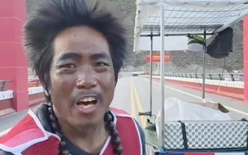 Chàng trai 'biến thành ông lão' sau nửa năm đi bộ 3.300km