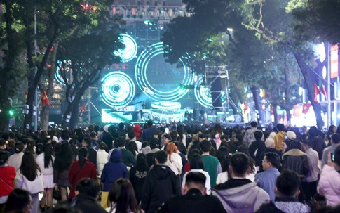 'Biển người' ùn ùn kéo về bờ hồ Hoàn Kiếm trước giờ Countdown