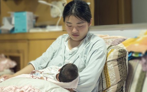 Mẹ chồng hỏi con dâu mới sinh "Vết mổ lành chưa?", tôi chưa kịp cảm động đã điếng người với câu chốt phía sau: Bảo sao mà con ruột cũng chẳng ưa