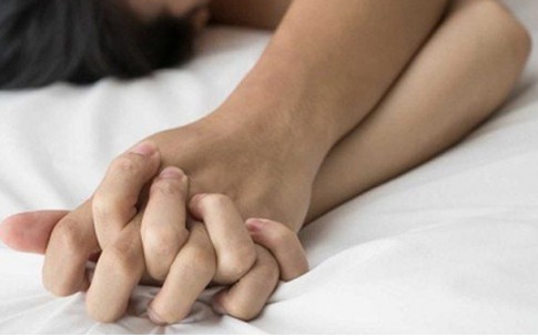 Bị chồng khinh miệt vì trót “sống thử” với anh ấy