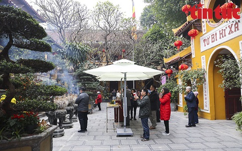 Tấp nập người đi lễ đền, chùa trong ngày đầu tiên năm mới