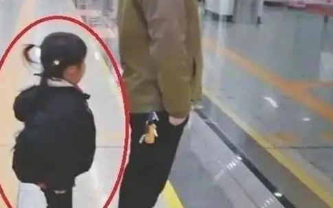 Bức ảnh bé gái 5 tuổi đứng chờ tàu cùng bố được lan truyền rộng rãi: Đây mới là cuộc sống "giàu có" thực sự!