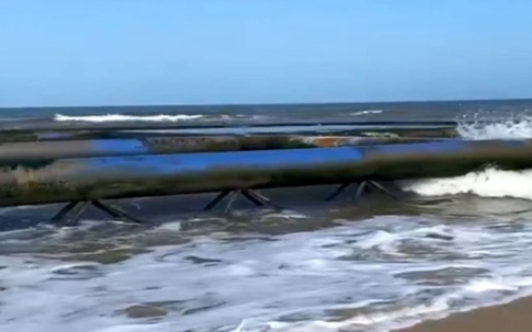 Vật thể lạ dài 30m trôi dạt vào bờ biển Thừa Thiên Huế