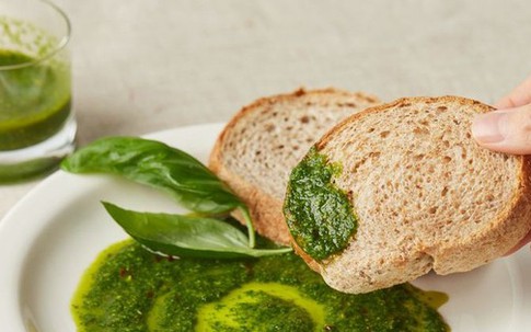 Hướng dẫn cách cực dễ làm sốt húng quế trộn salad hay ăn cùng bánh mỳ đều ngon