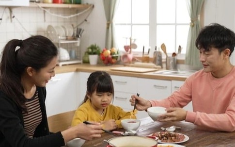 Đến dự sinh nhật con gái, tôi lặng người trước hành động của chồng cũ