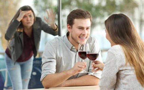 Choáng vì chồng của chị đồng nghiệp thân thiết buông lời tán tỉnh