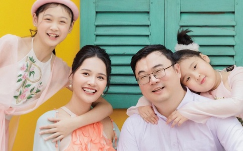 Hoa hậu Hương Giang khoe ảnh chồng con, nhan sắc 2 "công chúa" gây chú ý