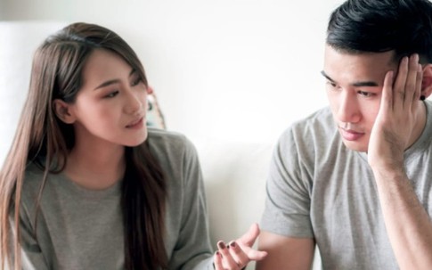 Gặp lại hàng xóm cũ, tôi sửng sốt biết chồng đã từng dẫn ai về nhà