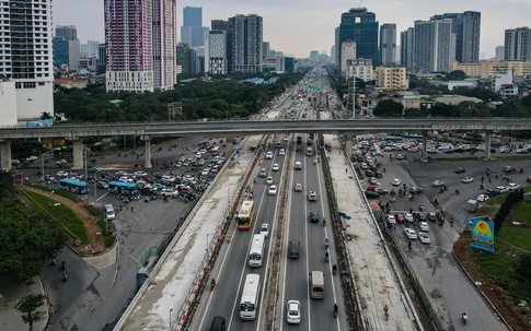 Hà Nội: Người dân chật vật khi đi qua nút 'thắt cổ chai' ở cầu vượt Mai Dịch