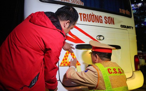 CSGT xuyên đêm dán phản quang, hướng dẫn tài xế xử lý sự cố trên cao tốc