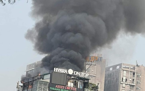 Hà Nội: Cháy lớn trên nóc tòa nhà trung tâm thương mại OCD