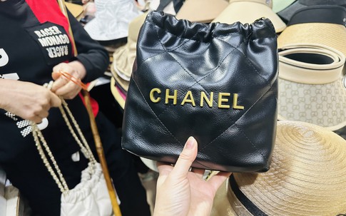 Vì sao hàng giả, hàng nhái Chanel, LV, Gucci… bán đầy chợ truyền thống, 'chợ mạng' lực lượng chức năng nay dẹp, mai lại bán? 