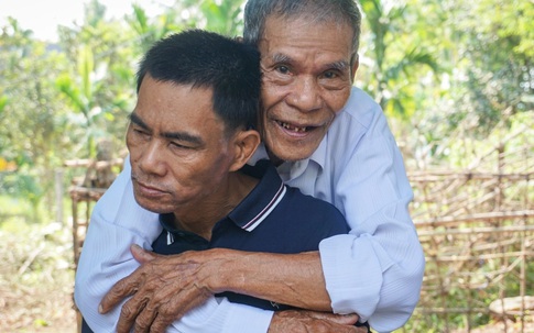 Ông bố bật khóc đón con trai khờ sau 18 năm lưu lạc ở Trà Vinh