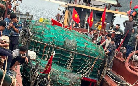 Quảng Ninh: Cứu hộ 5 ngư dân Thanh Hóa gặp nạn trên biển