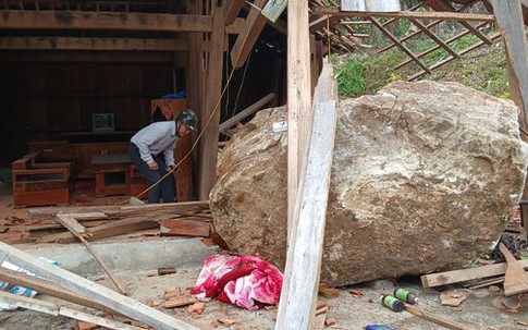 Nổ mìn, tảng đá gần 4 tấn rơi làm sập nhà dân ở Quảng Nam