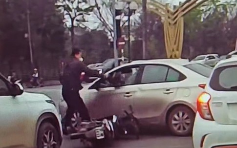 Tin mới nhất vụ dùng mũ bảo hiểm đập vỡ kính ô tô sau va chạm giao thông ở Nghệ An