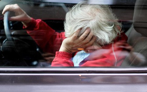 Xử phạt cụ bà 103 tuổi tự lái ô tô đi chơi dù giấy phép lái xe hết hạn