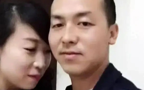 Chồng chăm vợ bị liệt suốt 4 năm trên xe tải, lòng vỡ vụn khi bạn đời mất