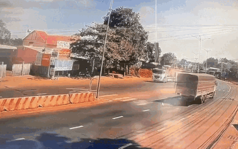 Video: Hãi hùng cảnh cột đèn xuyên thủng xe ô tô con sau va chạm giữa hai xe tải