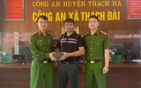 Túi nilon chứa 100 triệu đồng từ nóc ô tô rơi vương vãi xuống đường