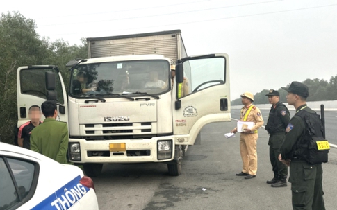Ngụy trang bằng xe tải, 4 thanh niên làm điều không ai nghĩ đến giữa đường cao tốc Hà Nội-Hải Phòng