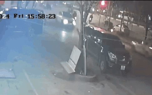 Video: Khoảnh khắc xe taxi mất lái, tông bay hai người đang chờ đèn đỏ ở Long Biên, Hà Nội
