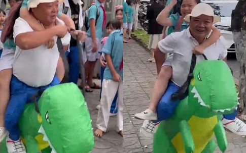 Chuyện người cha mặc đồ khủng long đón con gái gây 'sốt' mạng