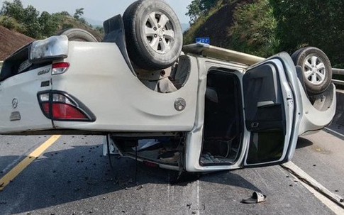 Ô tô bán tải lật trên cao tốc La Sơn - Tuý Loan, 2 người bị thương