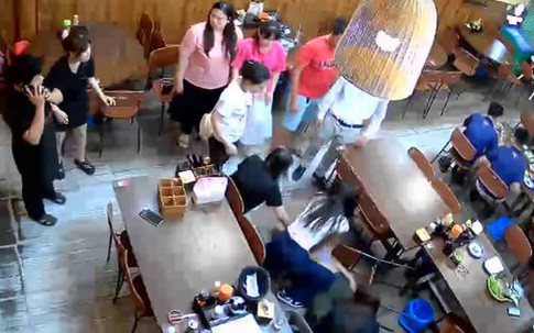 Nín thở giây phút điều dưỡng A9 Bạch Mai cấp cứu cho du khách nước ngoài ngừng tim đột ngột tại nhà hàng